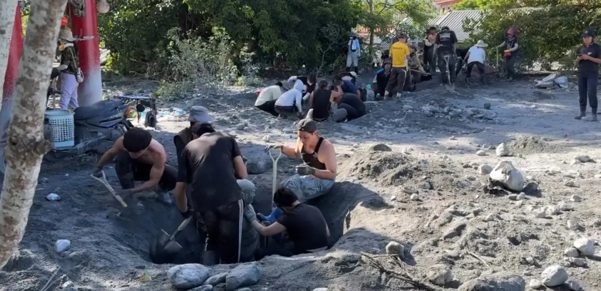 ▲花蓮光復清淤　驚見考古學家湧入！在百年保安寺開挖１８羅漢 （圖／Threads@fishhead_insane授權使用）