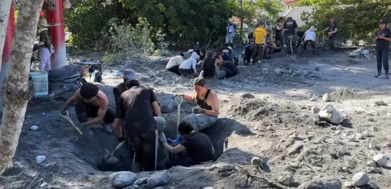 ▲花蓮光復清淤　驚見考古學家湧入！在百年保安寺開挖１８羅漢 （圖／Threads@fishhead_insane授權使用）