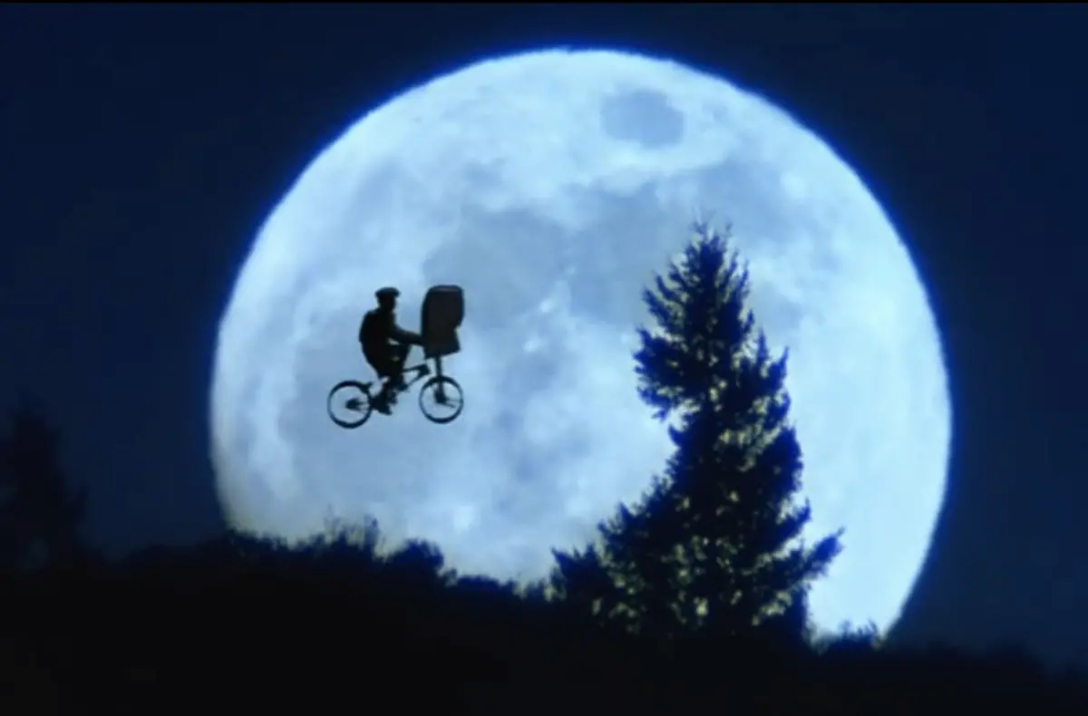 ▲中秋假期欣賞月亮電影超狂片單，包括史蒂芬史匹柏的賣座巨片《外星人》（如圖），腳踏車飛過月球表面已成影史經典畫面。其他還有《神偷奶爸》，主角異想天開要偷走月亮，日本片《竹取物語》竟出現古裝和服公主搭著歐美電影裡的飛碟離開地球的獵奇片段。（圖／摘自IMDb）