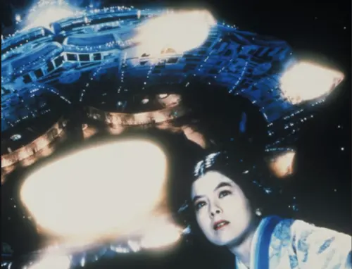 ▲根據日本著名神話改編的《竹取物語》，絕美的公主澤口靖子最後升天離開，竟是搭乘歐美電影裡常出現飛碟，堪稱奇觀。（圖／摘自criterionchannel）