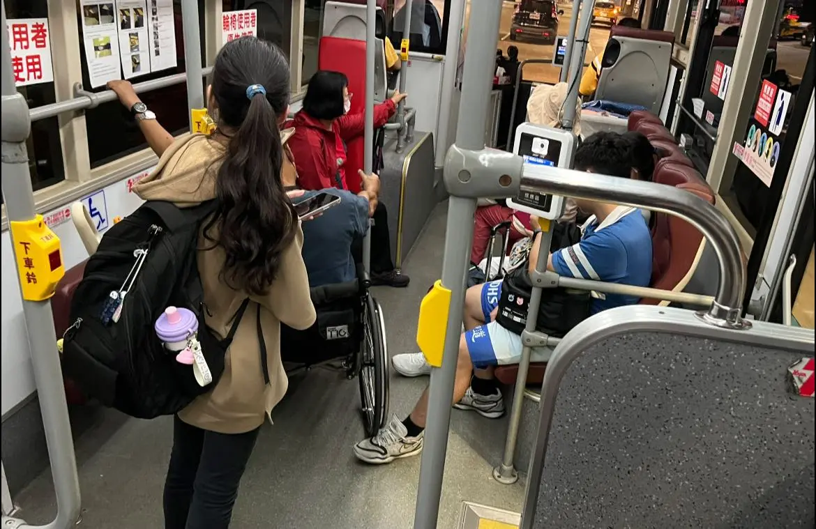 ▲台中市明道中學高中生在公車上偷伸腳，以腳丫子當輪椅老翁的「車輪擋」。（圖／翻攝潔媽粉絲頁，2025.10.04）