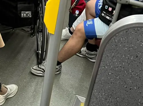 ▲網友潔媽拍照時，技巧性擋住善心高中生的可辨識特徵，明道中學卻說「導師應該認得出來是誰」。（圖／翻攝潔媽粉絲頁，2025.10.04）