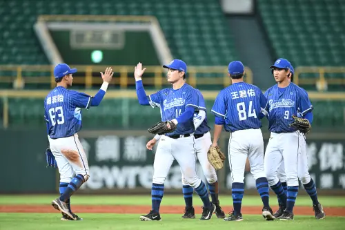 ▲富邦悍將二軍目前在總冠軍賽以2勝1敗領先，今日若再勝台鋼雄鷹二軍，將拋下藍色彩帶，奪隊史第2冠。（圖／中華職棒提供）