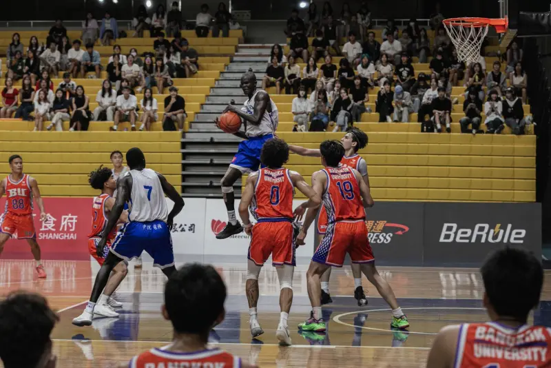 ▲新南向國際男子籃球邀請賽日前畫下句點，歷經5天激烈較勁後，菲律賓2支勁旅展現強大實力，德拉薩聖貝尼爾德學院以5勝0負橫掃冠軍，聖塞巴斯蒂安學院拿下亞軍，而地主文化大學則是以2勝3負，拿下第4名。（圖／文化大學提供）