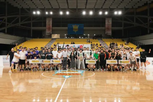 ▲新南向國際男子籃球邀請賽由亞洲6強權球隊同場較勁，本屆比賽畫下句點時，也留下合影紀念。（圖／文化大學提供）