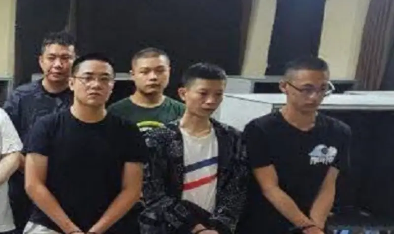 ▲台灣籍的王姓電信詐騙集團首腦（右二），近日在柬埔寨和其他犯罪分子一同落網。（圖／翻攝自柬中時報）