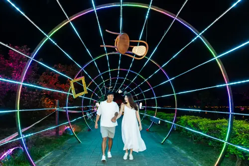 ▲「2025嘉義光織影舞」8大展區中的序曲，是「迫光的起點」。（圖／嘉義市府提供）