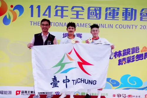▲運動局游局長至現場為美式接力張誌盛與蕭世鑫頒發金牌。（圖／台中市體育局提供）