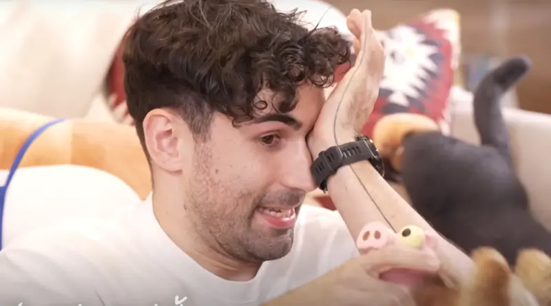 ▲酷（如圖）近日在節目上忍不住落淚，他表示前女友要帶走一起養的愛犬Miki，他選擇成全卻也不捨；酷還在節目上吐露拍片遇到的瓶頸。（圖／萌寵明星粗乃玩YouTube）