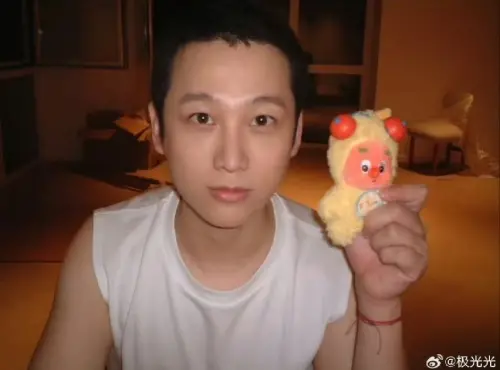 ▲于朦朧口袋勞力士主人是極光光（如圖）！官二代背景曝　竟是北京屠夫之孫。（微博@極光光）