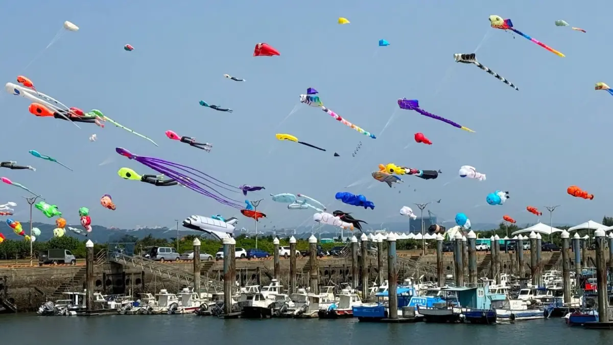 ▲「2025新竹市國際風箏節」昨（3）日登場，將至10/5，今年活動以「箏霸星際」為主題，可以看到太空人、外星人、飛碟造型的風箏滿天飛，晚間更有夜光風箏秀。（圖/新竹國際風箏節臉書）