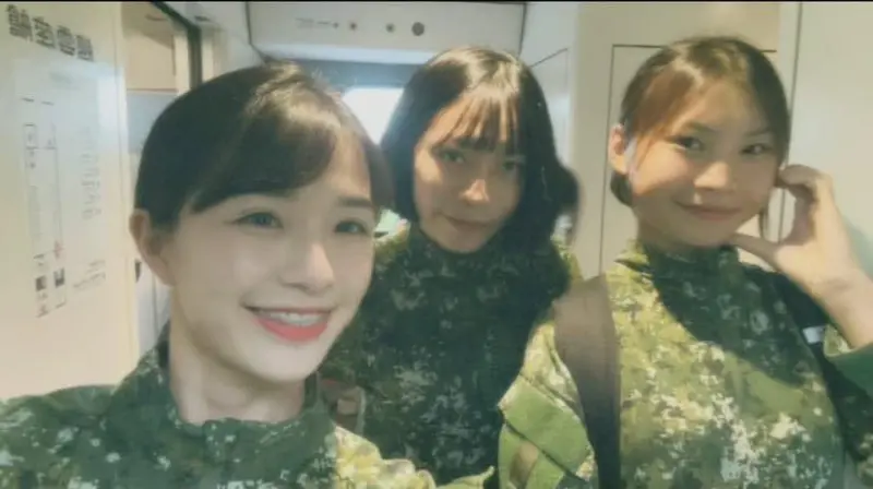 ▲有軍人休假期間也前往花蓮協助救災，讓許多網友大讚「人美心善」。（圖／取自粉專「靠北長官2020」）