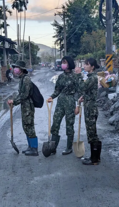 ▲有軍人休假期間也前往花蓮協助救災，讓許多網友大讚「人美心善」。（圖／取自粉專「靠北長官2020」）