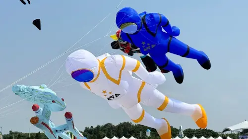 ▲▲「2025新竹市國際風箏節」昨（3）日登場，將至10/5，今年活動以「箏霸星際」為主題，可以看到太空人、外星人、飛碟造型的風箏滿天飛，晚間更有夜光風箏秀。（圖/新竹國際風箏節臉書）