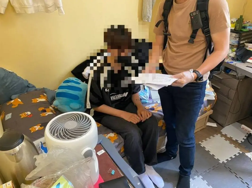 ▲台大法律系洪姓男學生就學期間，涉嫌偷拍側錄男網友性影像販售，刑事局電信偵查大隊等刑警進入洪男的落腳處，空間狹小，連曬衣服的空間都沒有，衣服就直接吊掛在窗邊曝曬。（圖／翻攝畫面）