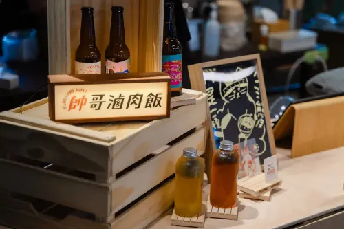 ▲松山文創園區第三屆「松市SONGYAN MARKET」即日起至10月12日於北向製菸工廠登場，現場集結逾30個特色品牌，像是「帥哥滷肉飯」以及「豆莢」、「Harrits」、「二空新村涼麵」、「売兆滷味」等。（圖／松山文創園區提供）