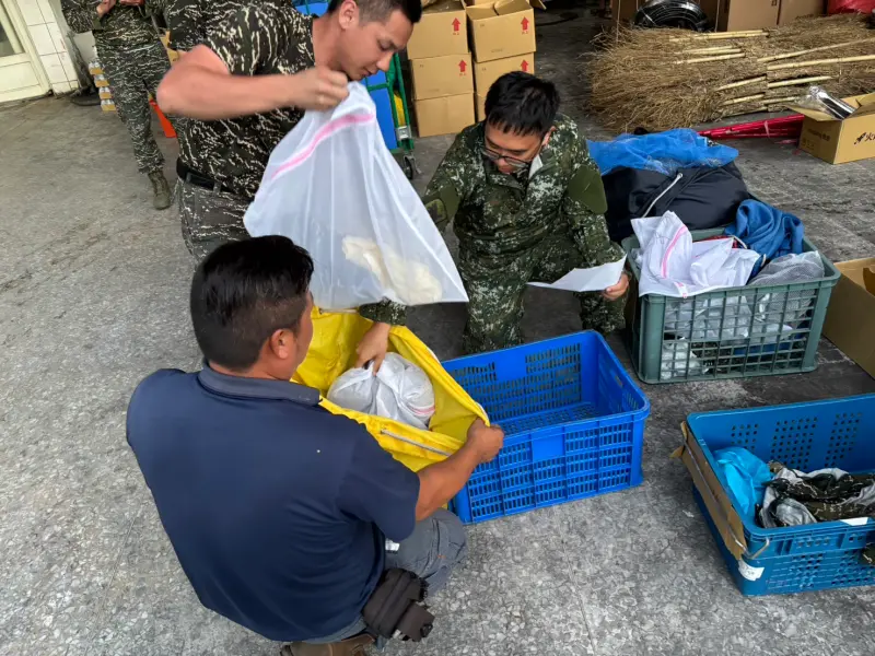 ▲第二作戰區補給油料分庫於光復、瑞穗及鳳林地區開設服裝補給站。(圖/軍聞社提供)