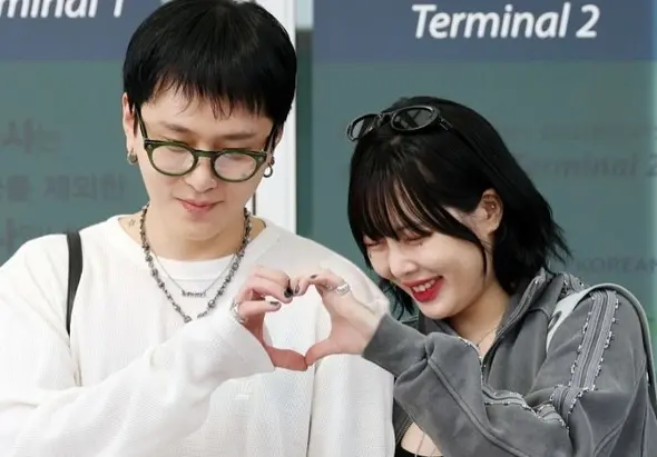 ▲泫雅（右）與龍俊亨（左）婚後出現幸福肥，近期與龍俊亨現身機場時，因為臉變圓潤，還出現雙下巴而又被猜測懷孕，讓她忍不住發出以往纖細照片嘆：「該減肥了」。（圖／泫雅IG@hyunah_aa）