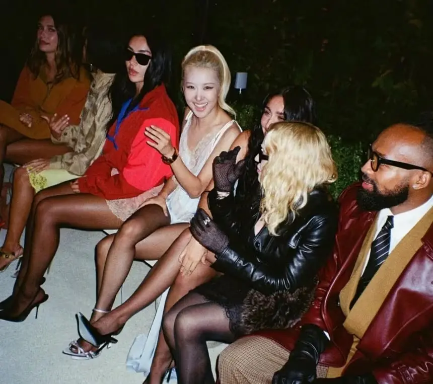 ▲BLACKPINK成員Rosé（中）在巴黎時裝週遭《ELLE UK》、酷娃恰莉（Charli XCX）排擠，瑪丹娜（金髮）公開現場其他視角，暗中挺Rosé被讚爆。（圖／IG@madonna）