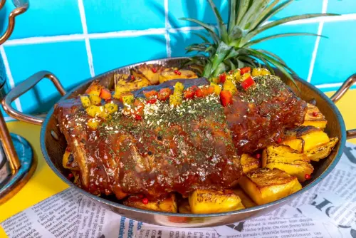 ▲台北凱達百宴自助餐廳於10月份盛大推出「美式肉食季」限定主題料理，圖為烤肉醬豬肋排，僅假日限定。（圖／台北凱達飯店提供）