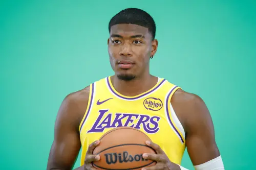 ▲湖人本季補強後已確定4名先發球員，但剩下的一個側翼人選仍懸而未決，預計將在史馬特（Marcus Smart）、八村壘、拉拉維亞（Jake LaRavia）三人之間展開競爭。（圖／美聯社／達志影像）