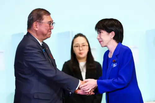 ▲高市早苗與即將卸任首相的石破茂握手。（圖／美聯社／達志影像）