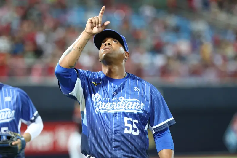 ▲富邦悍將力亞士回應昨日觸身球風波，他不理寫為何味全龍總教練葉君璋要衝出來。（圖／富邦悍將提供）