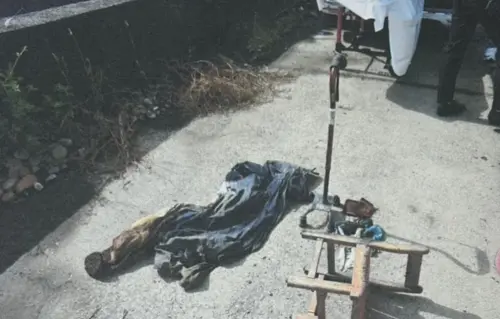 ▲苗栗縣苑裡鎮社苓里苗47線道路旁一處廢棄倉庫，發現一堆白骨，現場遺留物品與3年前失蹤的75歲張姓老翁特徵相符。（圖／翻攝畫面）