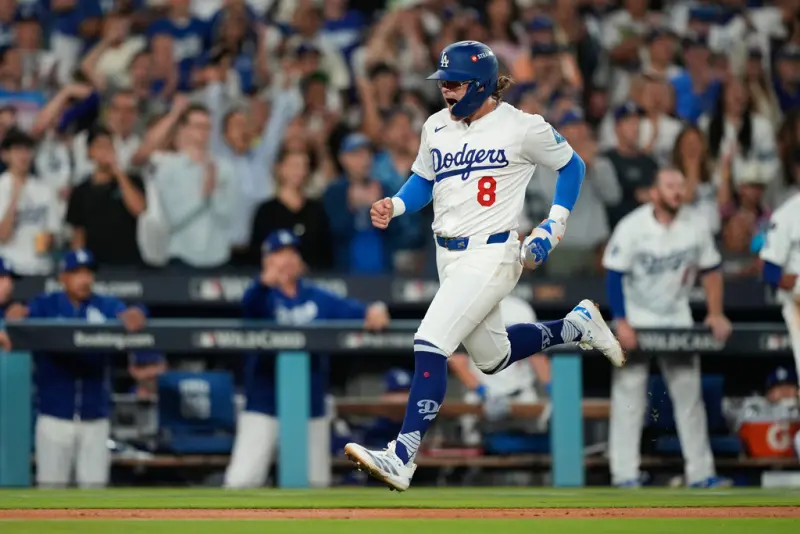 ▲美國職棒大聯盟（Major League Baseball）國聯外卡系列賽第2戰，道奇再度展現季後賽經驗與韌性，在主場擊敗辛辛那提紅人，成功橫掃對手晉級分區系列賽。其中，來自波多黎各的工具人赫南德茲（Kiké Hernández）在系列賽中屢屢挺身而出，寫下屬於他的「十月傳奇」。（圖／美聯社／達志影像）