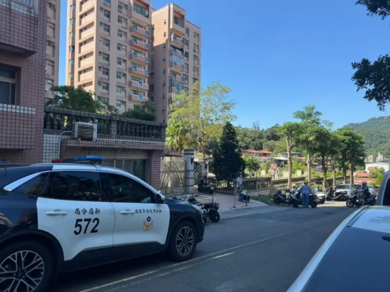 ▲新店錦繡社區弟弟持菜刀砍殺姊姊，警方迅速將涉案的弟弟帶回派出所偵辦。（圖／警方提供）