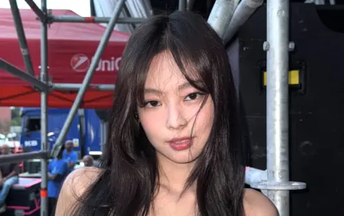 Jennie參加巴黎時裝週！竟與舊愛Kai、V同航班　社群炸鍋：超尷尬
