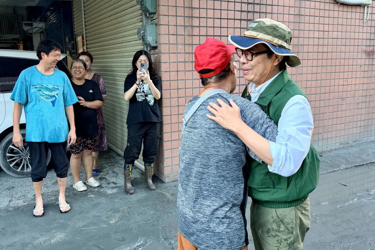 ▲陳其邁也來了！搭火車馳援花蓮率團隊清水溝　為災民加油打氣（圖／高雄市府提供）