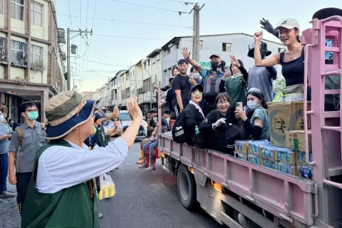 ▲陳其邁也來了！搭火車馳援花蓮率團隊清水溝　為災民加油打氣（圖／高雄市府提供）