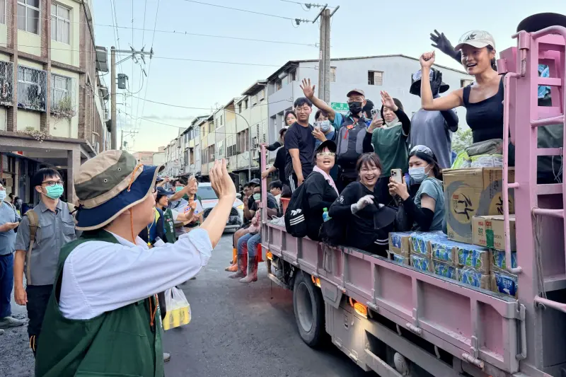 ▲中央前進協調所宣布今起為「救災超人」投保，每次加保以3日為單位，保額100萬元，並可透過掃描QRcode填寫文件方式投保，所有保費均由中央負擔。（圖／高雄市府提供）