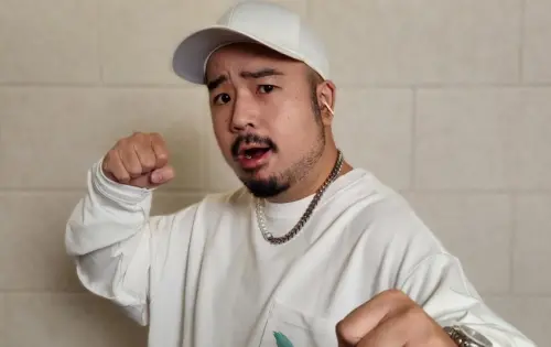 阿達爆閃兵！赴新北檢自首30萬元交保　經紀人致歉：全力配合調查
