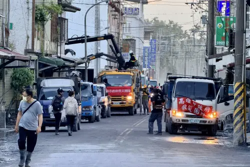 ▲陳其邁也來了！搭火車馳援花蓮率團隊清水溝　為災民加油打氣（圖／高雄市府提供）