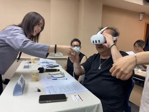 ▲淡江高中學生提案以VR技術保存百年古蹟，讓評審現場體驗。（圖／記者陳偉周攝）