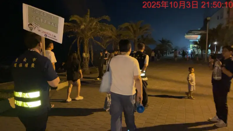 ▲南市府環保局派員主動出擊巡查，3日深夜在黃金海岸發現燃放煙火情事，現場於十點前計勸導5件，逾十點後則依法開出2張3000元罰單。（圖／南市府提供）