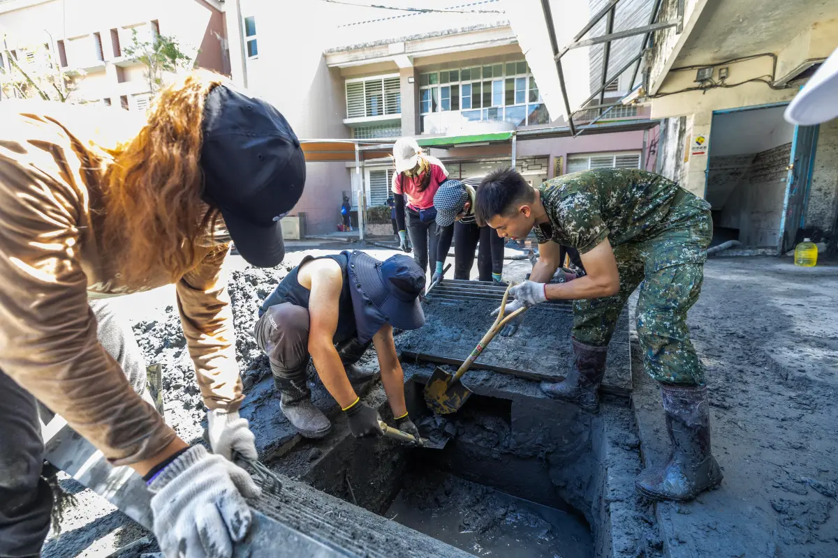 ▲花蓮光復受災慘重，各地「鏟子超人」紛紛前往救援，特力集團也加碼提供300萬元禮券，讓災民可以到特力屋購買家具、家電。（資料照／第二作戰區提供）