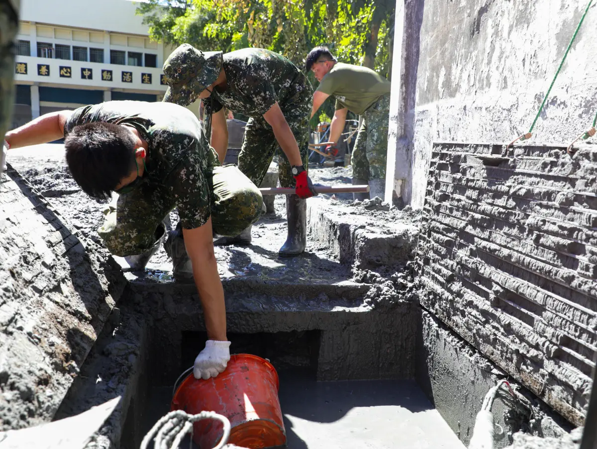 ▲國軍持續在花蓮光復協助災區復原，就有民眾分享，屋主讓累攤的國軍躺地休息，還貼心掛上帆布，吸引近萬人按讚。（圖／第二作戰區提供）
