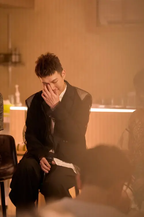 ▲阿龔（如圖）形容〈The Moonlight Zoo〉是獻給寵物、關於陪伴與溫柔的核心告白。（圖／亮晶妃音樂有限公司提供）