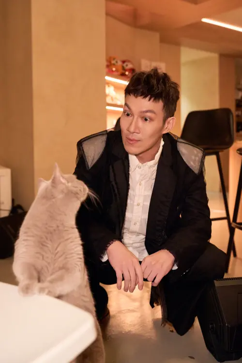 ▲阿龔（如圖）日前舉辦新專輯試聽會，現場還有小貓也來聽了。（圖／亮晶妃音樂有限公司提供）