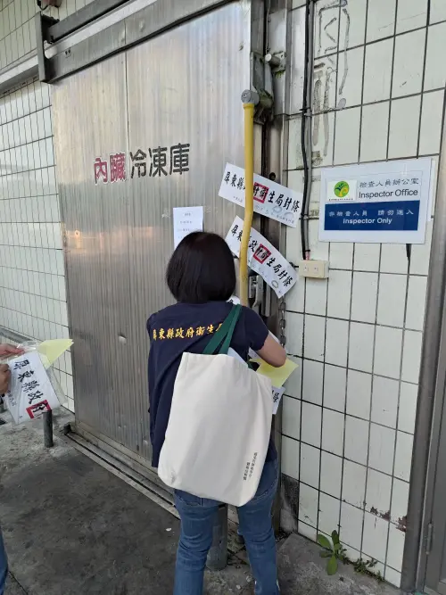 ▲食藥署會同台灣屏東地方檢察署、農業部動植物防疫檢疫署、地方衛生局前往「百威食品有限公司」倉儲及作業場所執行查核。（圖／食藥署提供）