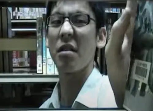 ▲林柏宏在高中畢業短片扮演「嗑A漫的同學」，演出相當沒包袱，網友笑稱：「他應該很想刪掉。」（圖／摘自GUI Channel）