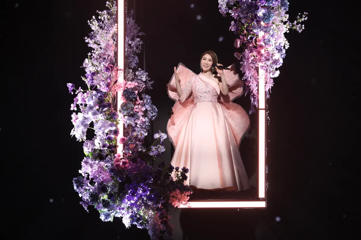 ▲李翊君（如圖）今（4）日晚間在台北小巨蛋開唱，開場時她身穿一襲粉色禮服戰袍，對抗地心引力從搭特殊裝置從天而下，讓全場嗨翻。（圖／記者嚴俊強攝影）