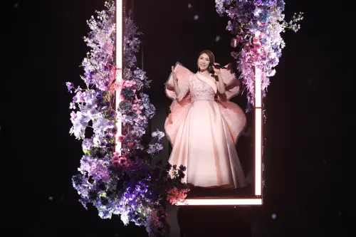 李翊君挑戰地心引力！粉色戰袍空降小巨蛋　要粉絲〈今天不回家〉
