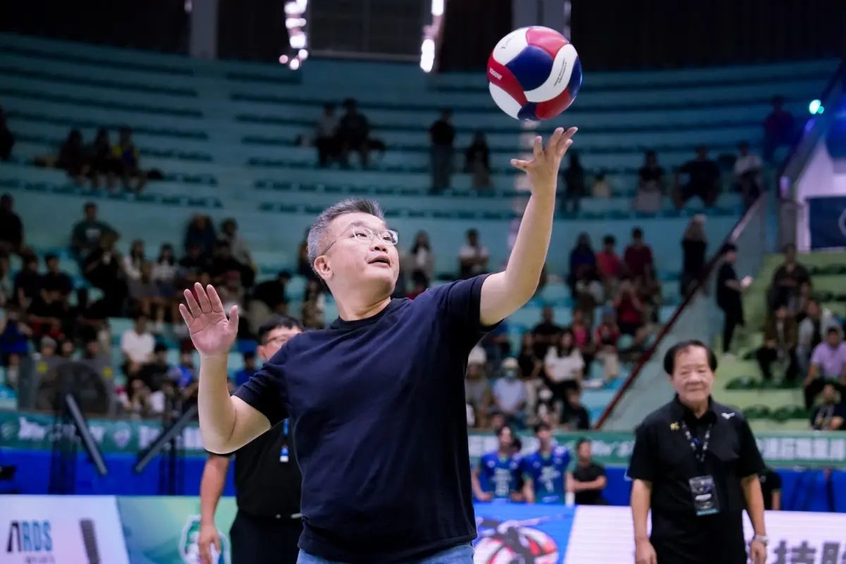 ▲臺灣職業排球聯賽（TPVL）進入第二周賽事，臺中連莊今（4）日在國立臺灣體育運動大學體育館迎來本季主場首戰，賽前特別邀請中華職棒大聯盟（CPBL）會長蔡其昌與教育部政務次長張廖萬堅擔任開球嘉賓，共同為台灣職業排球注入人氣與話題。（圖／臺中連莊提供）