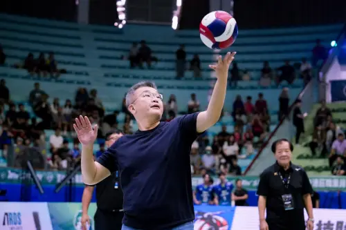 TPVL／蔡其昌現身連莊開幕戰！秀高手發球　盼全民挺棒球也挺排球
