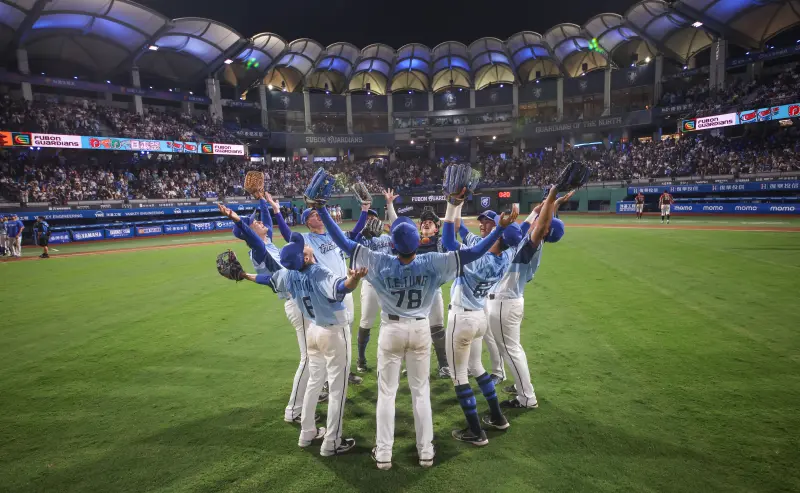 ▲富邦悍將用6連勝收尾，新莊球場湧入破萬觀眾，總教練陳金鋒盼選手打出成績回饋球迷。（圖／富邦悍將提供）