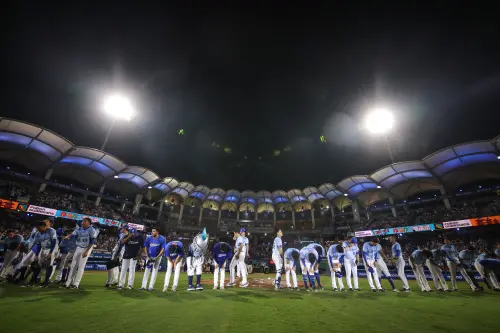 ▲富邦悍將本季最終戰仍湧入破萬名觀眾入場，總教練陳金鋒盼選手能打出成績回饋球迷。（圖／富邦悍將提供）